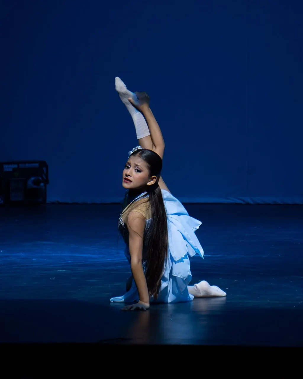 Bailarina de Ballet en flexión con luz azul
