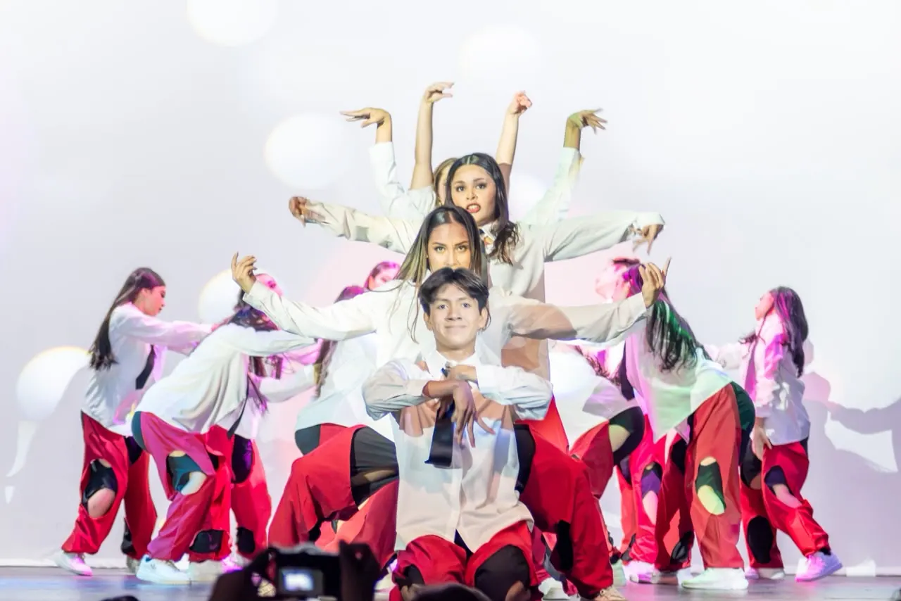 Grupo de Commercial Dance de blanco