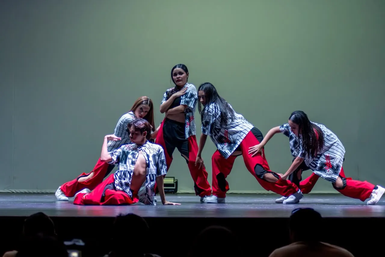 Grupo de Commercial Dance en pantalón rojo