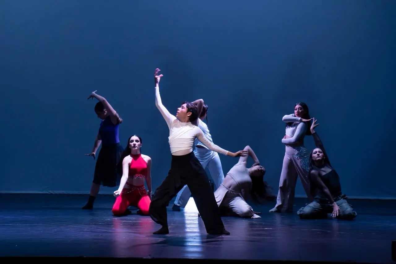 Grupo de contemporáneo en escena azul