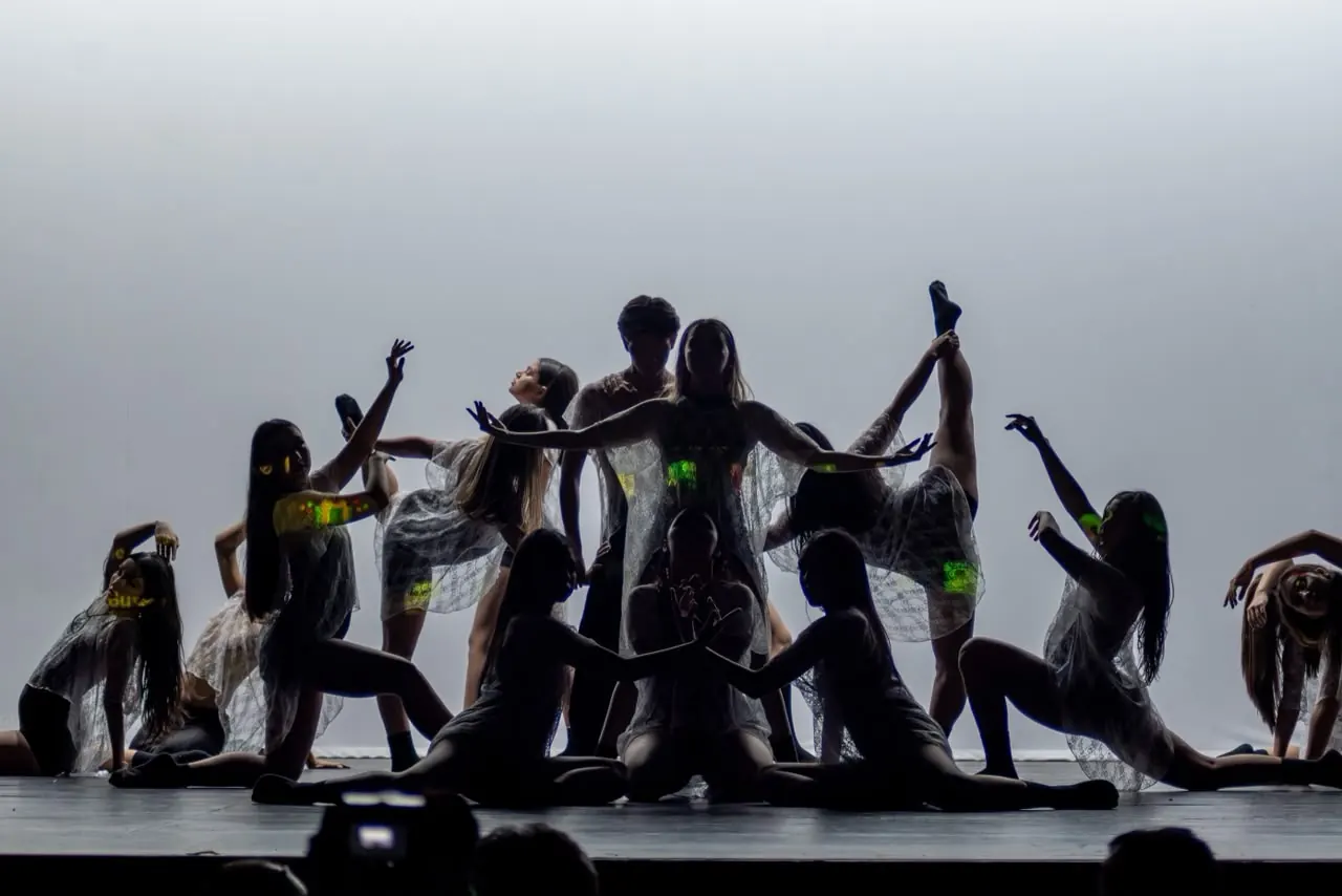 Siluetas de danza contemporánea a contraluz
