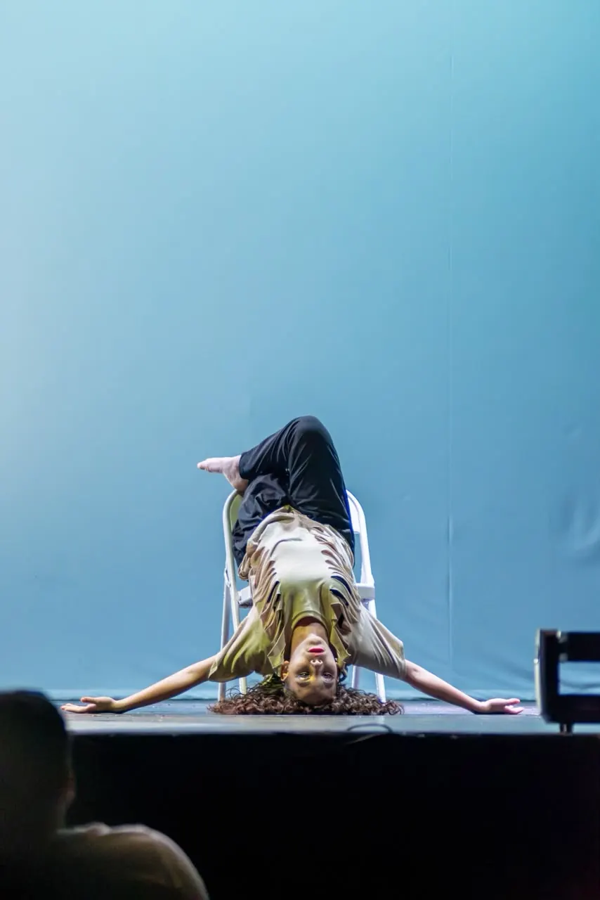 Bailarina de contemporáneo sobre una silla