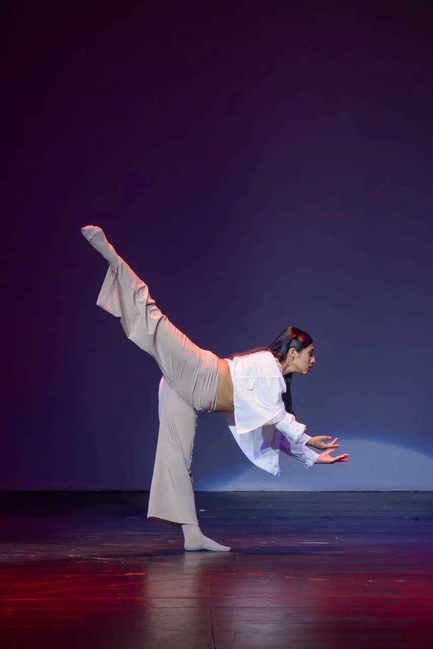 Bailarina de Jazz Fusión en patada alta