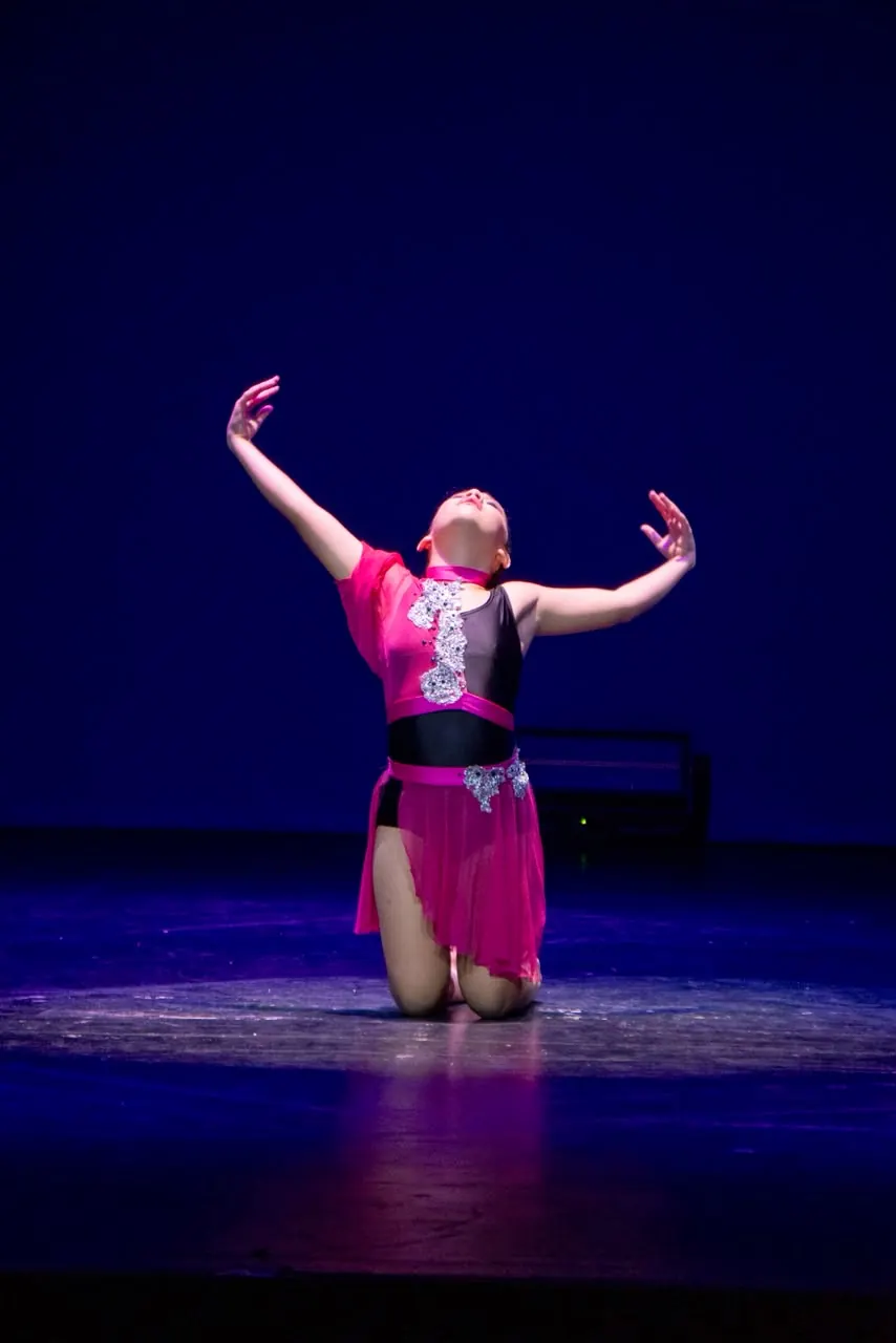 Bailarina de lírico con los brazos en alto