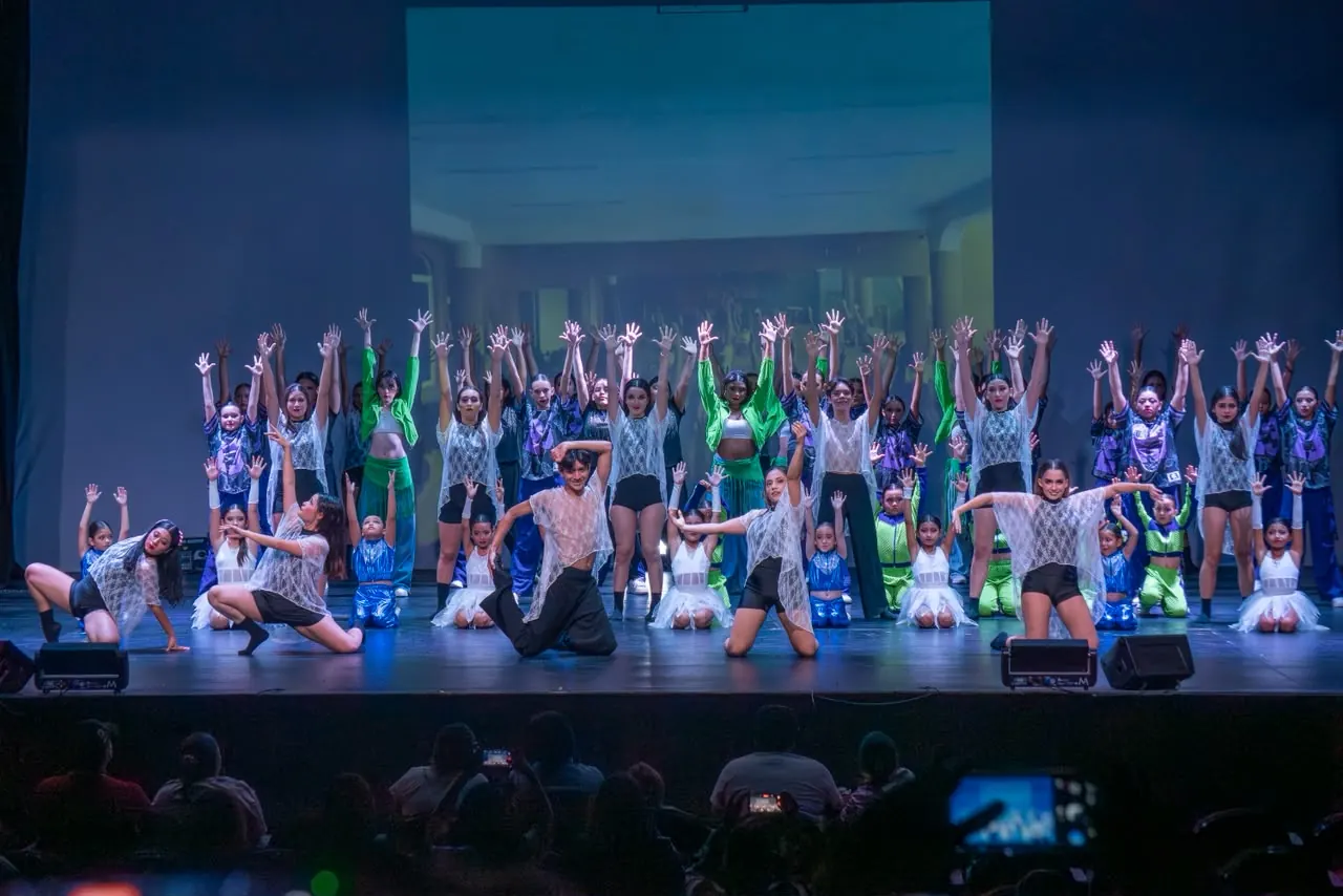 Elenco completo en el cierre del recital
